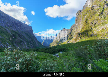 Auf der Straße in den Bergen zum Milford Sound, Fiordland, Southland, Neuseeland Stockfoto