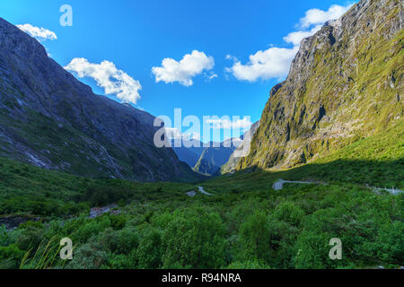 Auf der Straße in den Bergen zum Milford Sound, Fiordland, Southland, Neuseeland Stockfoto