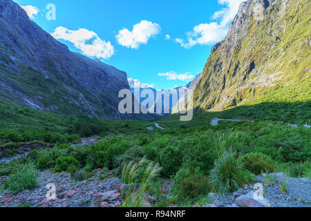 Auf der Straße in den Bergen zum Milford Sound, Fiordland, Southland, Neuseeland Stockfoto