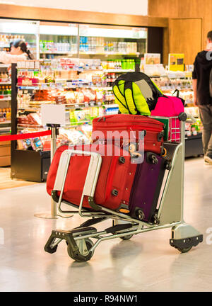 TOKYO, JAPAN - 7 November, 2017: Trolley mit Koffer am Flughafen. Mit selektiven Fokus Stockfoto