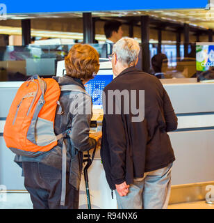 TOKYO, JAPAN - 7 November, 2017: Zwei Frauen an der Rezeption am Flughafen. Ansicht von hinten. Mit selektiven Fokus Stockfoto