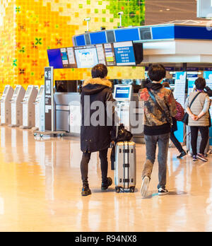 TOKYO, JAPAN - 7 November, 2017: die Menschen am Flughafen. Ansicht von hinten. Mit selektiven Fokus Stockfoto