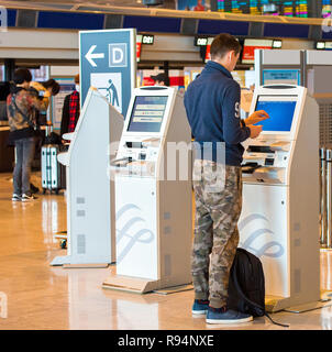 TOKYO, JAPAN - 7 November, 2017: ein Mann in der Nähe der Check-in Schalter am Flughafen. Ansicht von hinten. Mit selektiven Fokus Stockfoto