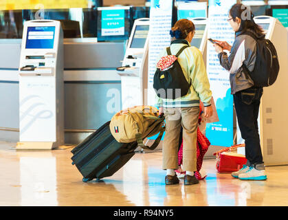 TOKYO, JAPAN - 7 November, 2017: Personen mit Gepäck am Flughafen. Mit selektiven Fokus Stockfoto