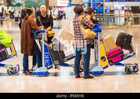 TOKYO, JAPAN - 7 November, 2017: Personen mit Gepäck am Flughafen. Mit selektiven Fokus Stockfoto