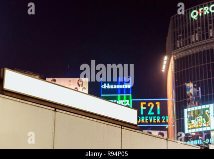 TOKYO, JAPAN - 7 November, 2017: Blick auf die weißen Banner an der Fassade des Gebäudes. Rahmen für Text Stockfoto