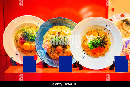 Showcase Restaurant mit Mock up Gerichte. Gerichte im Restaurant mit Zeichen, Tokio, Japan. Close-up Stockfoto