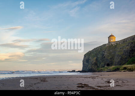 Dies ist Mussenden Temple am Rande eines Sea Cliff beim Downhill Beach in Nordirland Stockfoto