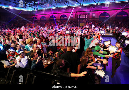 Michael Smith (rechts) gehen Sie bei Tag sieben der William Hill World Darts-WM im Alexandra Palace, London. Stockfoto