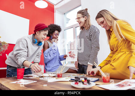 African-American student Gähnen und fühlen sich sehr müde Stockfoto