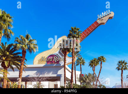 LAS VEGAS, USA - Januar 31, 2018: Blick auf die Fassade des Gebäudes Hard Rock. Auf blauem Hintergrund isoliert Stockfoto