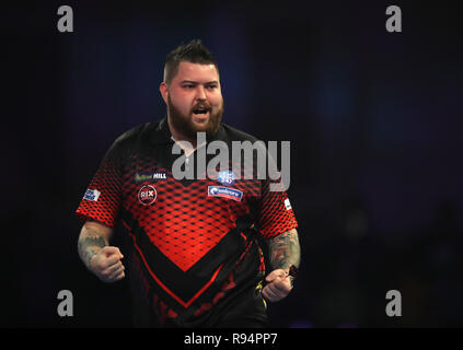 Michael Smith feiert seinen Gewinn während Tag sieben der William Hill World Darts-WM im Alexandra Palace, London. Stockfoto