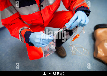 Deutsche Sanitäter Züge not Grundlagen auf eine Marionette Stockfoto