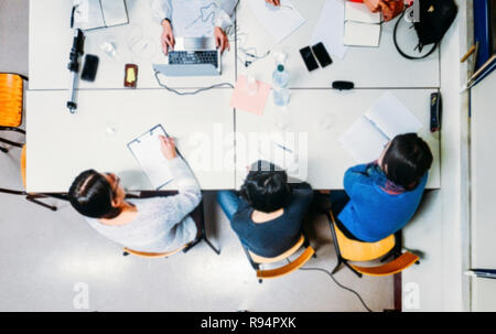 Alle weiblichen corporate office Treffen von oben mit allgemeinen bewusste Unschärfe im gesamten angewendet. Stockfoto