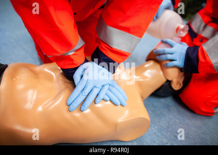 Deutsche Sanitäter Züge not Grundlagen auf eine Marionette Stockfoto
