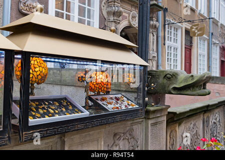 Amber shop Display und geschnitzten Tülle Mariacka Straße Danzig Polen Stockfoto