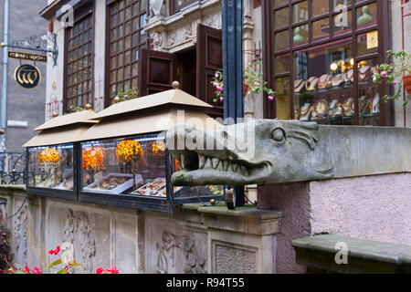 Amber shop Display und geschnitzten Tülle Mariacka Straße Danzig Polen Stockfoto