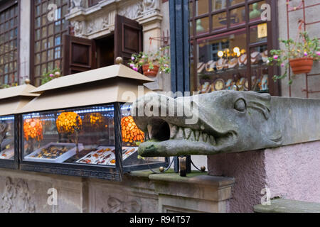 Amber shop Display und geschnitzten Tülle Mariacka Straße Danzig Polen Stockfoto