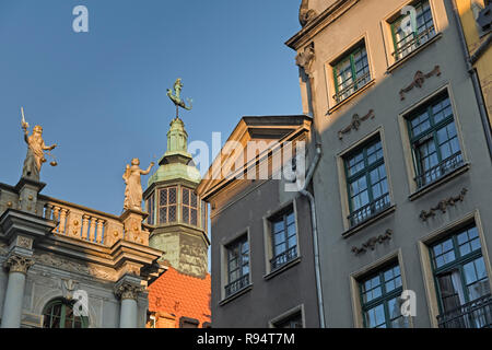 Dlugi Targ lange Market Street in der Nähe von Golden Gate und St George Bruderschaft Gericht Danzig Polen Stockfoto