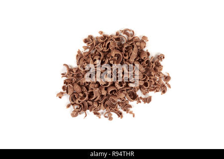 Geriebener Schokolade in einem Stapel auf weißem Hintergrund. Stockfoto