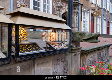 Amber shop Display und geschnitzten Tülle Mariacka Straße Danzig Polen Stockfoto