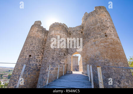 Vordere Klappe und Zugang Fußgängerbrücke Schloss in Penaranda de Duero Dorf, Sehenswürdigkeiten und öffentlichen Denkmal aus dem elften Jahrhundert, in Burgos, Kastilien und L Stockfoto