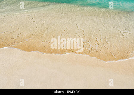 Schöne Marine View auf aribbean Meer Küste mit sauberen Wellen surfen Ozean Wasser am Sandstrand in St. Johannes, Antigua am sonnigen Tag als natürlichen Hintergrund. Meer Hintergrund Stockfoto