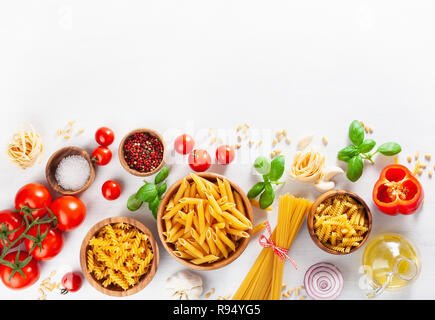 Zutaten für italienische Küche Flach, Pasta Fusilli spaghetti Penne Tomate öl Gemüse Stockfoto