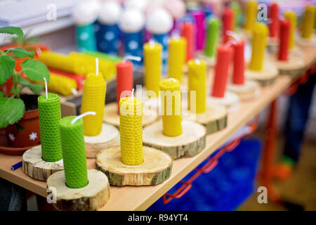 Weihnachten Kerzen aus Biene Wespe in Handarbeit von Schule Kinder auf Weihnachten Stockfoto