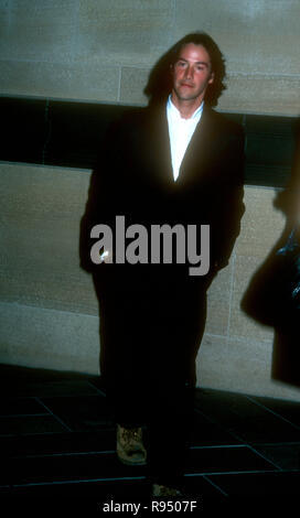 WESTWOOD, CA - 10. Mai: Schauspieler Keanu Reeves besucht "Viel Lärm um Nichts" Westwood Premiere am 10. Mai 1993 an den Mann Nationaltheater in Westwood, Kalifornien. Foto von Barry King/Alamy Stock Foto Stockfoto