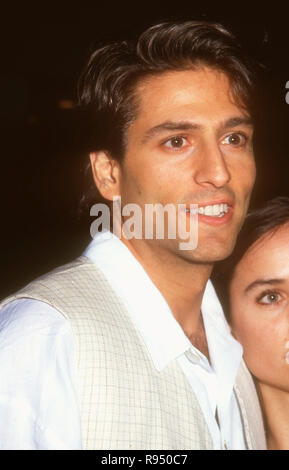 WESTWOOD, CA - 10. Mai: Schauspieler Vincent Spano besucht "Viel Lärm um Nichts" Westwood Premiere am 10. Mai 1993 an den Mann Nationaltheater in Westwood, Kalifornien. Foto von Barry King/Alamy Stock Foto Stockfoto