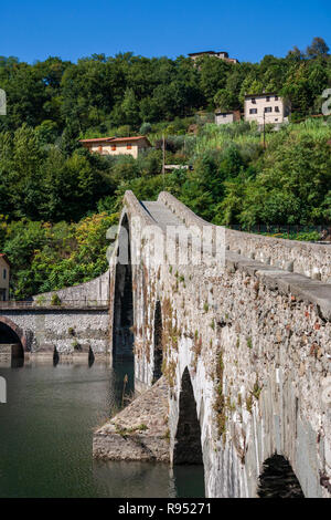 Die schmale Devils Bridge über den Fluss Serchio, Garfagnana, Toskana, Italien Stockfoto