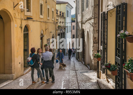 Touristen und Einheimische in der Via del Mercato, Straße im historischen Zentrum von Spoleto, Umbrien, Italien Stockfoto