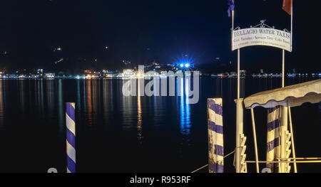 Bellagio, Italien - 4. November 2017: ponton von Taxis auf Wasser und Boote am Comer See in der Nacht auf einen Tag fallen Stockfoto