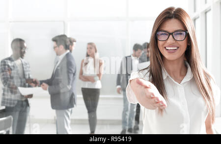 Junge Geschäftsfrau erreicht heraus für ein Handshake Stockfoto