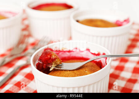 Closeup Stück Schuster mit Himbeeren. Flache konzentrieren. Stück Kuchen auf einer Gabel. Stockfoto