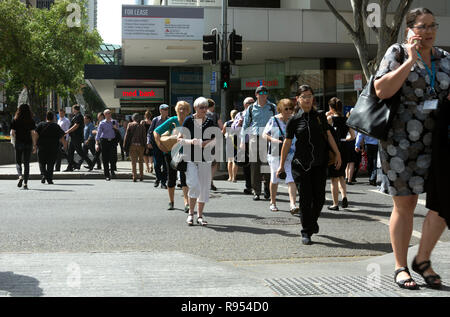 Morgen Pendler an einem Zebrastreifen in Adelaide Street, Brisbane, Queensland, Australien Stockfoto