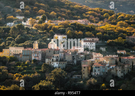 Das alte Bergdorf Cateri beleuchtet durch die Abendsonne in der Balagne Korsika Stockfoto