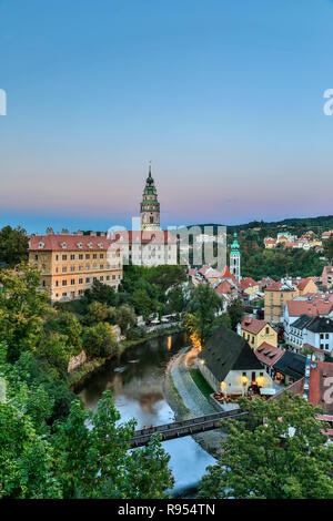 Schloss Krumau (mit Runder Turm), St. Jost Kirche (Glockenturm) und hölzerne Brücke über den Fluss Vltava (Moldau), Cesky Krumlov, Tschechische Republik Stockfoto