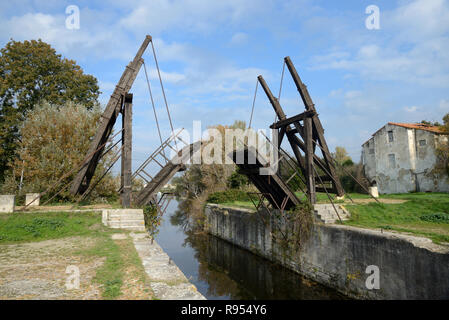 Langlois Brücke oder Zugbrücke aka Pont de Langlois oder Van Gogh Brücke über einen Kanal in Arles Provence Frankreich Stockfoto