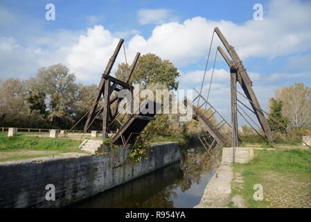 Langlois Brücke oder Zugbrücke aka Pont de Langlois oder Van Gogh Brücke über einen Kanal in Arles Provence Frankreich Stockfoto