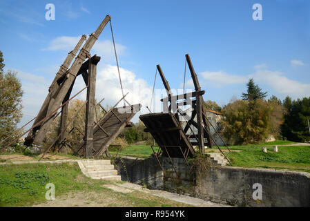 Langlois Brücke oder Zugbrücke aka Pont de Langlois oder Van Gogh Brücke über einen Kanal in Arles Provence Frankreich Stockfoto