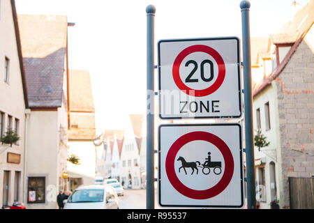 Tempolimit Zeichen und Pferd Verkehrszeichen auf einer Straße in Rothenburg o.d. Tauber in Deutschland. Stockfoto