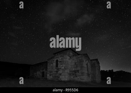 Nacht Landschaft mit der westgotischen Basilika Santa Lucia del Trampal. Acuescar. Spanien. Stockfoto