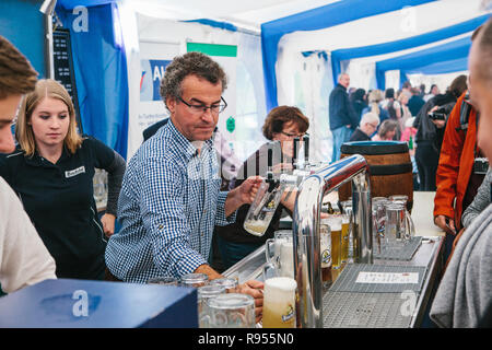 Prag, 23. September 2017: Feier der traditionellen deutschen Bier Festival namens Oktoberfest in der Tschechischen Republik. Der Barkeeper gießt frisches Bier an die Besucher. Catering Services. Stockfoto