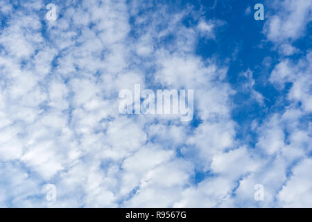 Blick auf weißen Wolken am blauen Himmel. Stockfoto