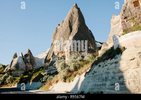 Schöne Aussicht auf die Hügel von Kappadokien. Eine der Sehenswürdigkeiten der Türkei. Tourismus, Reisen, Natur Stockfoto