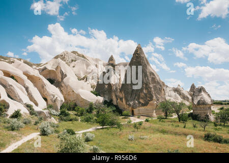 Schöne Aussicht auf die Hügel von Kappadokien. Eine der Sehenswürdigkeiten der Türkei. Tourismus, Reisen, Natur. Stockfoto