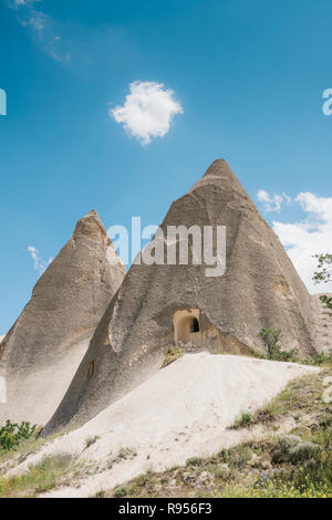 Schöne Aussicht auf die Hügel von Kappadokien. Eine der Sehenswürdigkeiten der Türkei. Tourismus, Reisen, Natur. Stockfoto