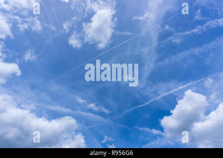 Blick auf weißen Wolken am blauen Himmel. Stockfoto